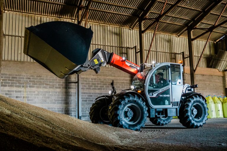 MF-TH8043_grainloading_working_bezu_0321_005-Powerful_and_smart_hydraulics