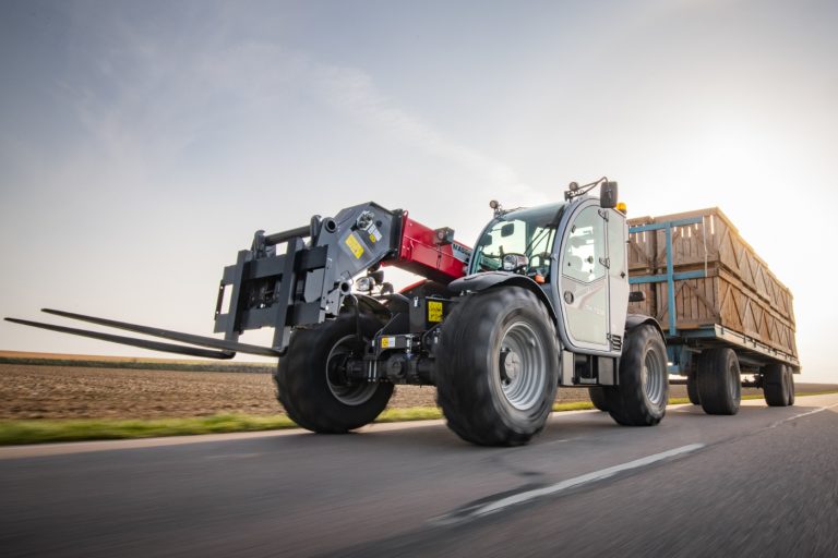 MF_TH8043_POTATOES_BOX_TRANSPORT_BEZU_0321_02-Precise_control_from_smooth_transmission