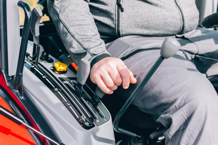 mf-1700-m-key-benefits-hydraulics-1400x933-1